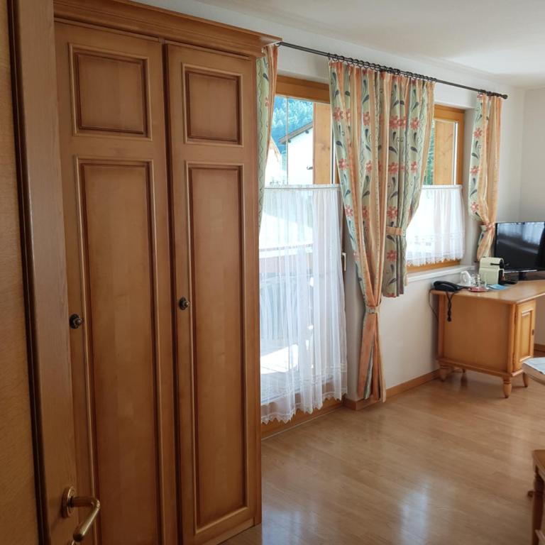 Apart-Garni Motnaida - Großes Doppelzimmer mit Balkon und Bergblick - 14