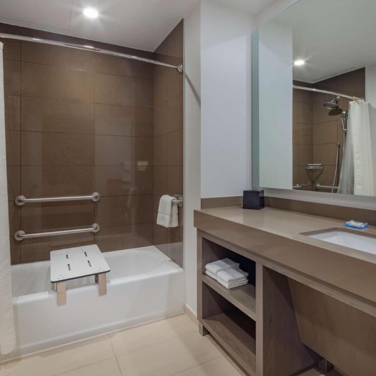 Hyatt House Mexico City Santa Fe - Suite con cama extragrande y ducha a ras de suelo - Adaptada para personas de movilidad reducida - 1