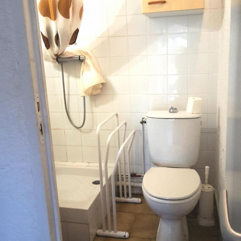 Leucate,dans la verdure,studio caverne en pierre dans propriété sécurisée - Appartement - Vue sur Jardin - 17