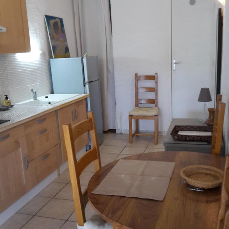 Leucate,dans la verdure,studio caverne en pierre dans propriété sécurisée - Appartement - Vue sur Jardin - 7
