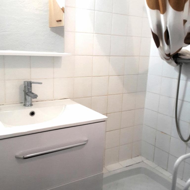 Leucate,dans la verdure,studio caverne en pierre dans propriété sécurisée - Appartement - Vue sur Jardin - 16