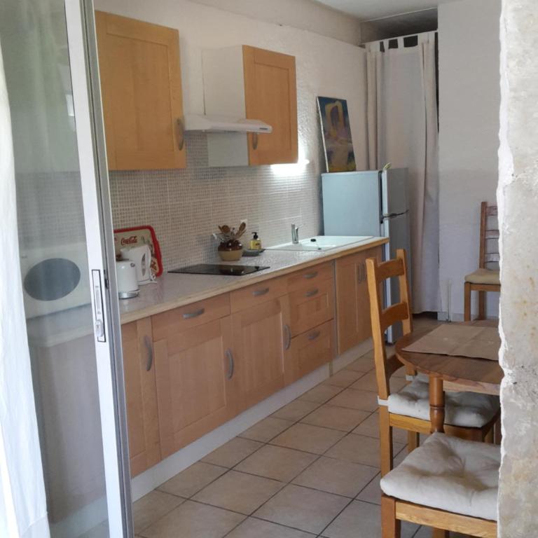 Leucate,dans la verdure,studio caverne en pierre dans propriété sécurisée - Appartement - Vue sur Jardin - 8
