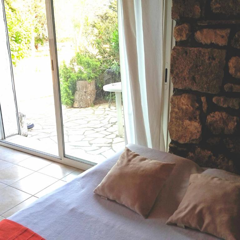 Leucate,dans la verdure,studio caverne en pierre dans propriété sécurisée - Appartement - Vue sur Jardin - 11