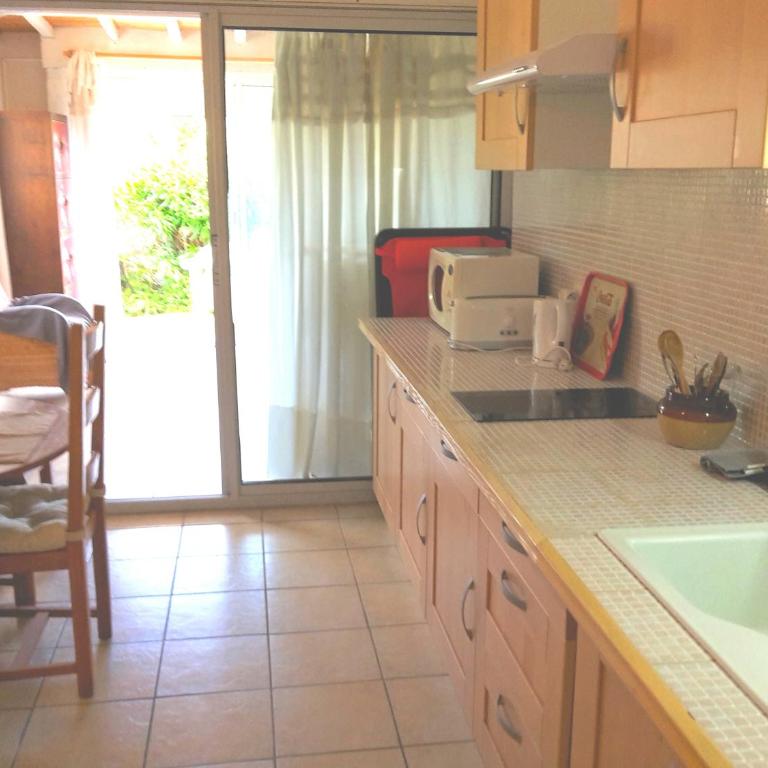 Leucate,dans la verdure,studio caverne en pierre dans propriété sécurisée - Appartement - Vue sur Jardin - 9