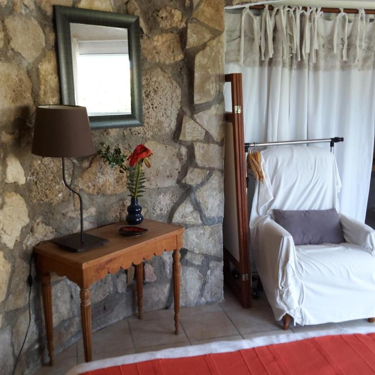 Leucate,dans la verdure,studio caverne en pierre dans propriété sécurisée - Appartement - Vue sur Jardin - 13