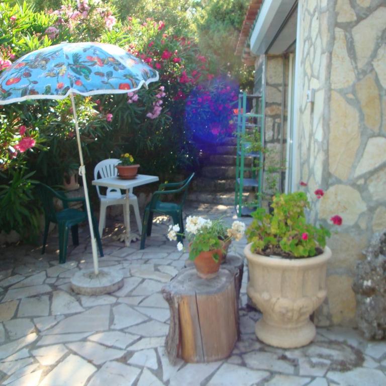Leucate,dans la verdure,studio caverne en pierre dans propriété sécurisée - Appartement - Vue sur Jardin - 4