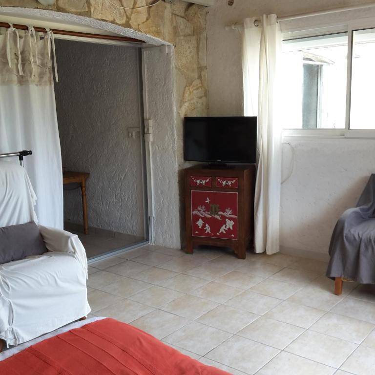 Leucate,dans la verdure,studio caverne en pierre dans propriété sécurisée - Appartement - Vue sur Jardin - 14