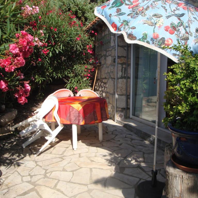 Leucate,dans la verdure,studio caverne en pierre dans propriété sécurisée - Appartement - Vue sur Jardin - 2