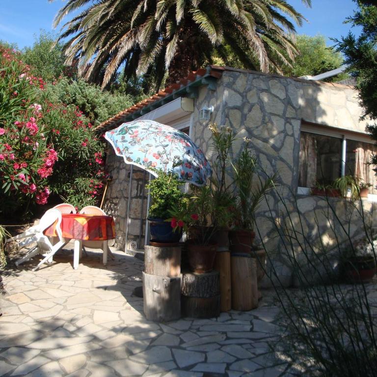Leucate,dans la verdure,studio caverne en pierre dans propriété sécurisée - Appartement - Vue sur Jardin - 1