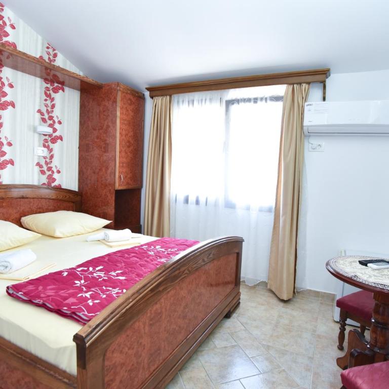 Hotel Grbalj - Standardna Dvokrevetna Soba sa Bračnim Krevetom - 1