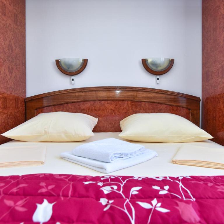 Hotel Grbalj - Standardna Dvokrevetna Soba sa Bračnim Krevetom - 2