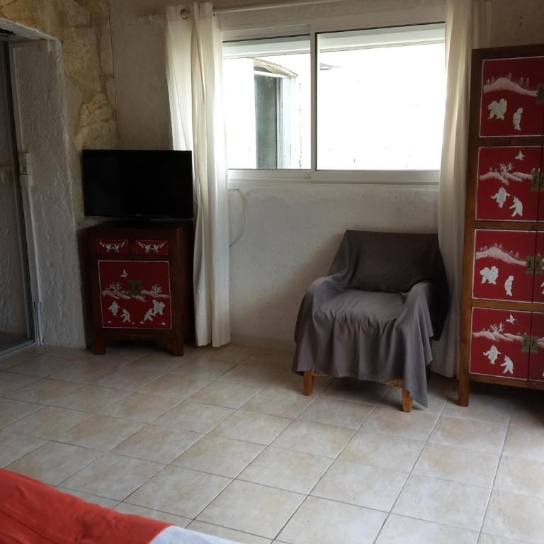 Leucate,dans la verdure,studio caverne en pierre dans propriété sécurisée - Appartement - Vue sur Jardin - 15