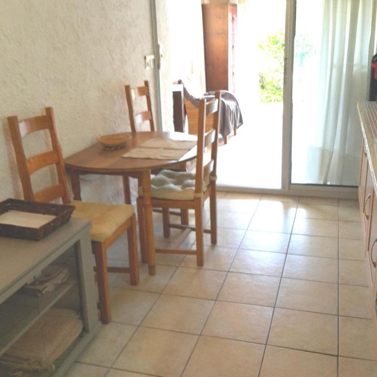 Leucate,dans la verdure,studio caverne en pierre dans propriété sécurisée - Appartement - Vue sur Jardin - 10