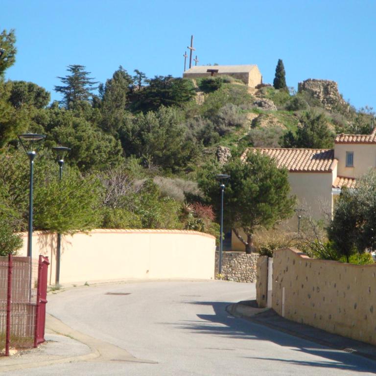 Leucate,dans la verdure,studio caverne en pierre dans propriété sécurisée - Appartement - Vue sur Jardin - 21