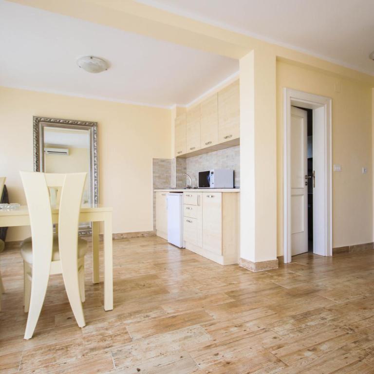 Apartaments Crown Silvia - Quadruple Room with Sea View - 9