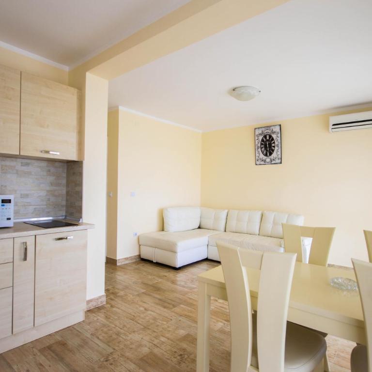Apartaments Crown Silvia - Quadruple Room with Sea View - 10