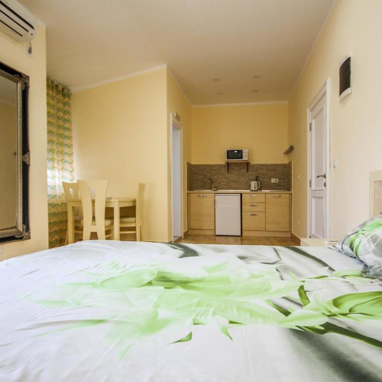 Apartaments Crown Silvia - Double Room with Balcony - 3