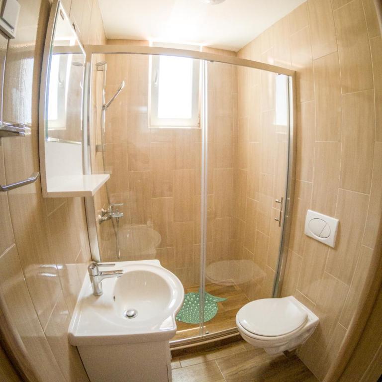 Queen Apartments & Rooms - Two-Bedroom Apartment - 4