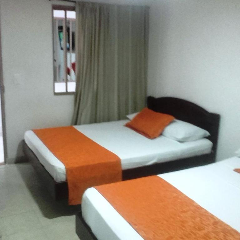 Hotel Center - Twin Room with Private Bathroom - 3