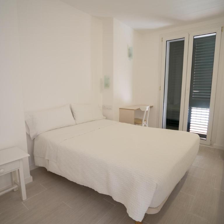 Hostal Marina Cadaqués - Habitación Familiar con vista lateral al mar - 16