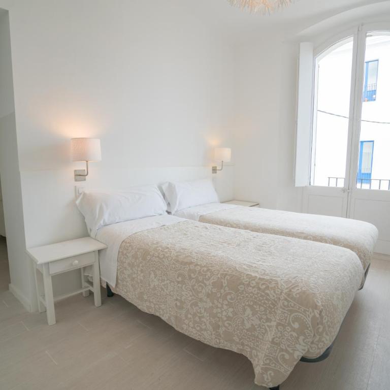 Hostal Marina Cadaqués - Habitación Familiar con vista lateral al mar - 17