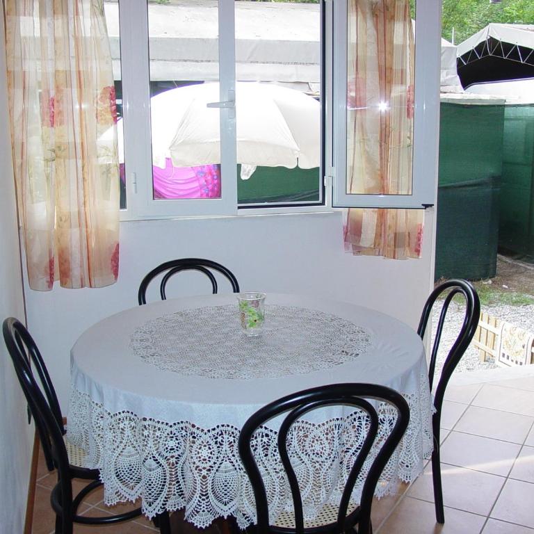Camping Luni - Bungalow con 2 Camere da Letto - 6