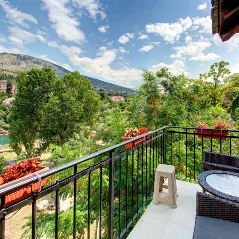 Pansion Villa Nur - Deluxe Double Room with Balcony and River View - 4