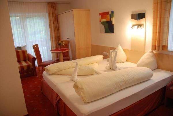 Alpenpension Regina - Doppelzimmer mit Bergblick - 1