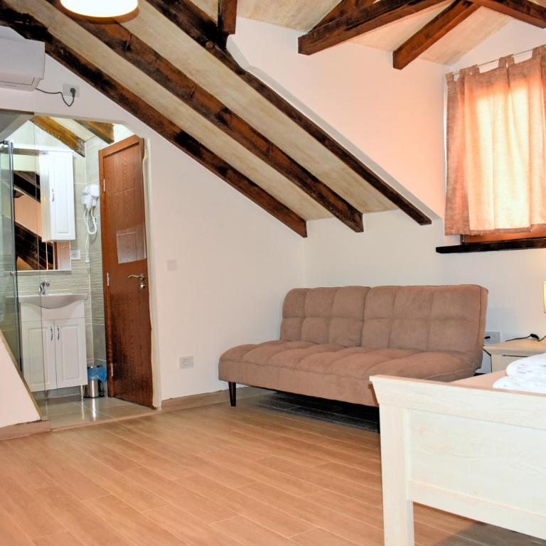 Villa Dulcinea - Dvokrevetna Soba sa Bračnim Krevetom sa Balkonom i Pogledom na More - 7