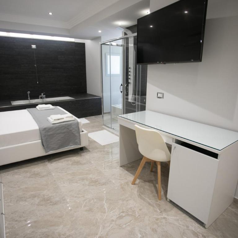 Tropea Luxury & Charm - Suite with Spa Bath - 9