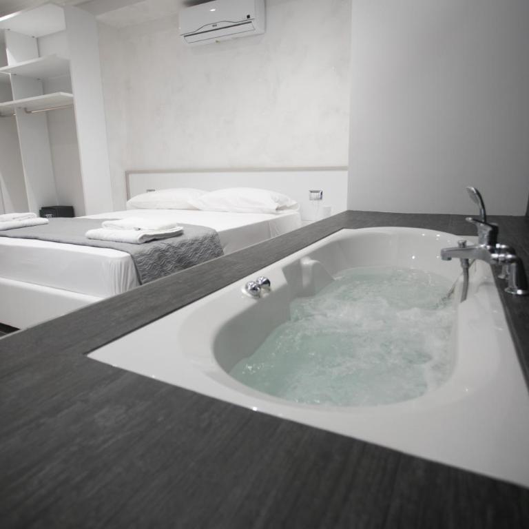Tropea Luxury & Charm - Suite with Spa Bath - 4