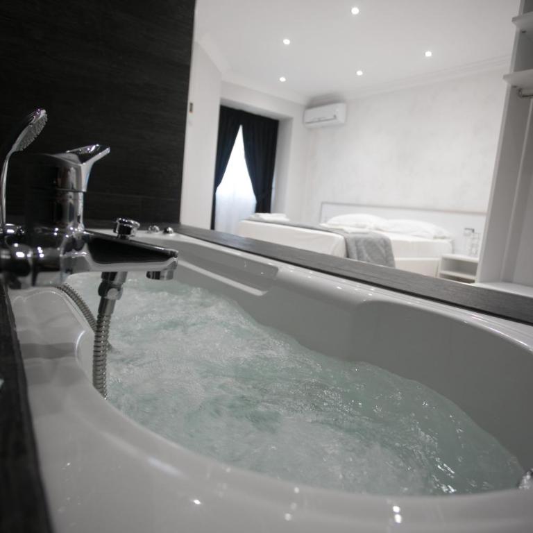 Tropea Luxury & Charm - Suite with Spa Bath - 5
