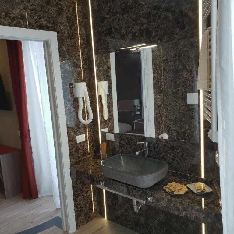 Th Luxury Rooms & Apartment - Monolocale con Balcone - 3