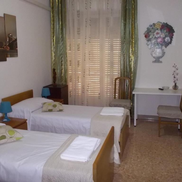Victoria - Double Room with Private Bathroom - 1