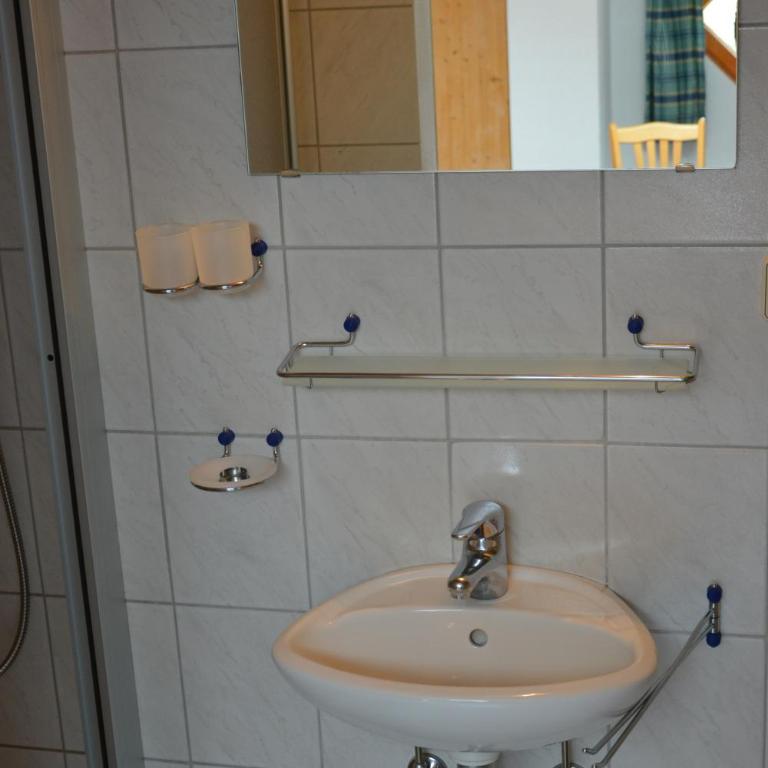 Ski In-Ski Out - Gästehäuser Saalbach-Hinterglemm - Wallegghof Christianhof - Familienzimmer mit Dusche - 1