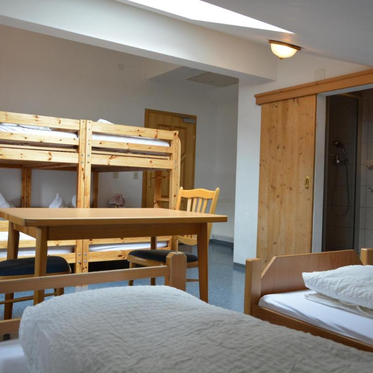 Ski In-Ski Out - Gästehäuser Saalbach-Hinterglemm - Wallegghof Christianhof - Familienzimmer mit Dusche - 3