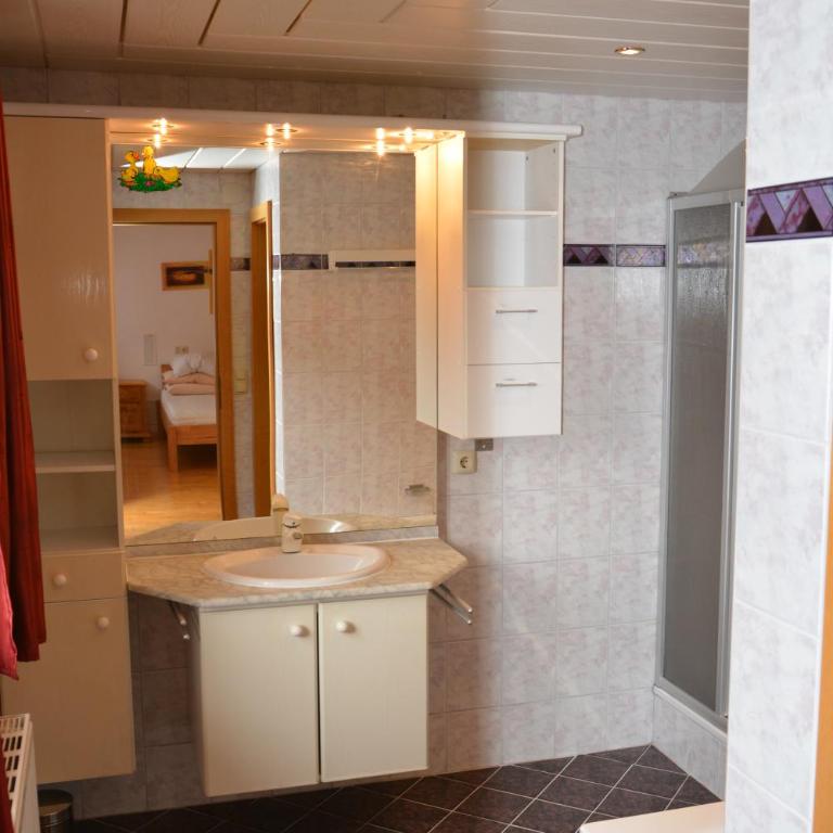 Ski In-Ski Out - Gästehäuser Saalbach-Hinterglemm - Wallegghof Christianhof - Comfort Vierbettzimmer - 7