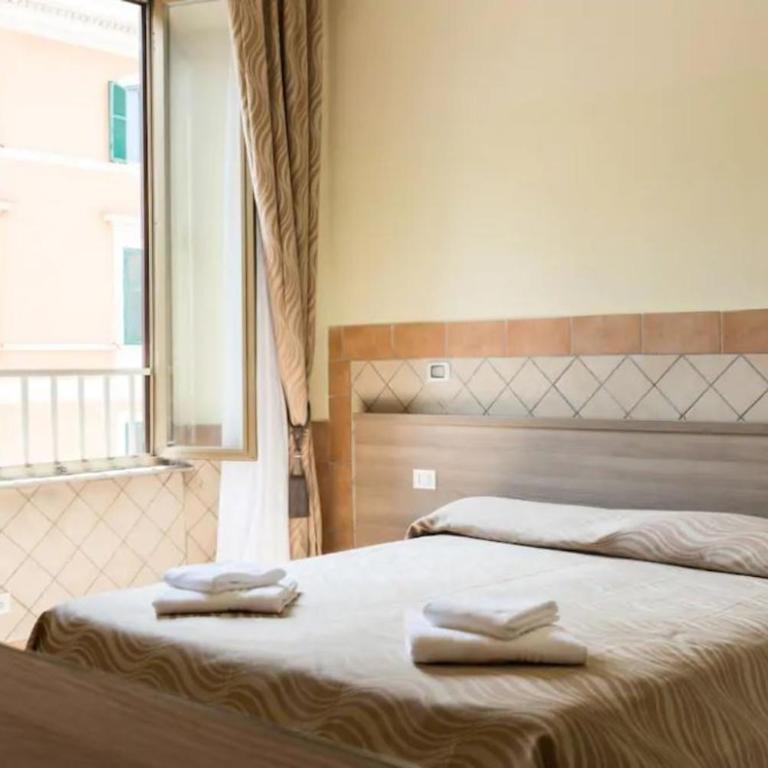 Alex Romano - Double or Twin Room with Private Bathroom - 3
