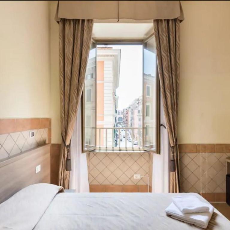 Alex Romano - Triple Room with Private Bathroom - 7
