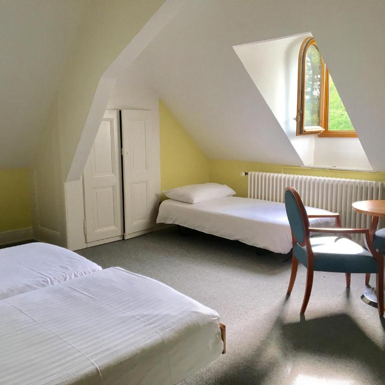 Hotel Le Cénacle - Chambre Triple avec Salle de Bains Commune - Vue sur Parc - 2