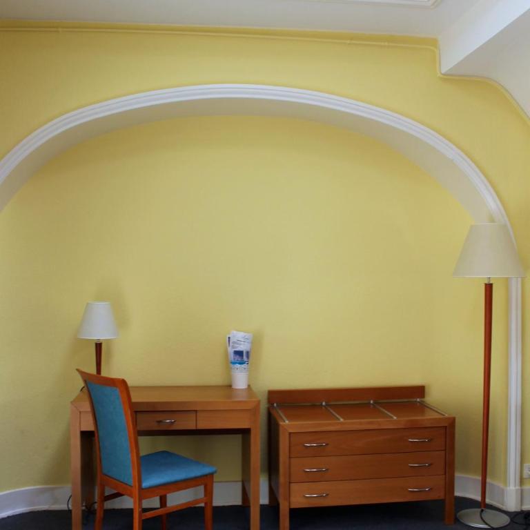 Hotel Le Cénacle - Chambre Lits Jumeaux avec Salle de Bains Commune - Vue sur Parc - 2