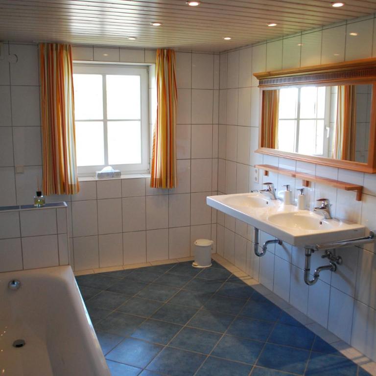 Allgäu Meadow Ranch - Dreibettzimmer mit Gemeinschaftsbad - 2