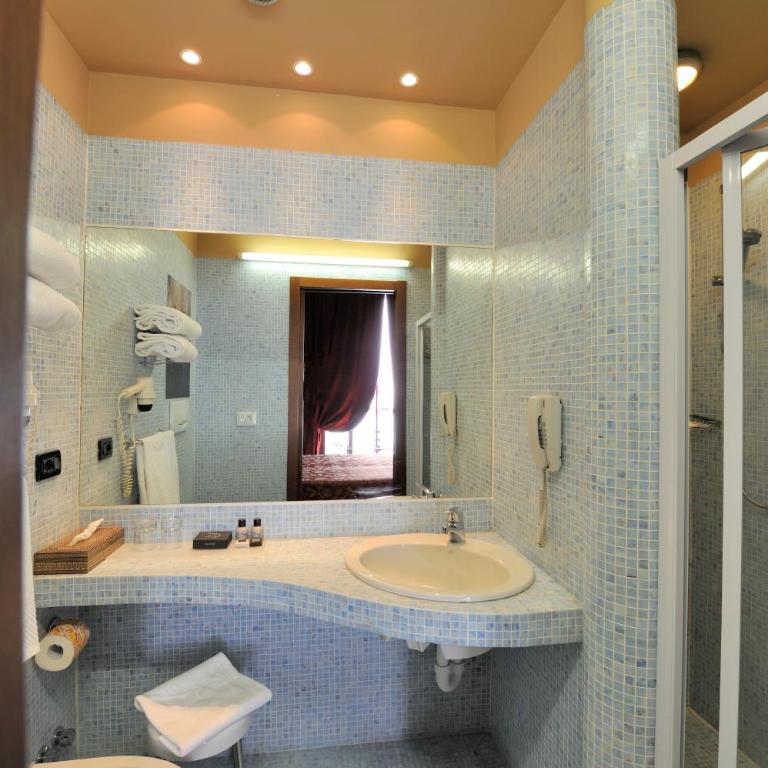 Art Hotel Boston - Deluxe Double or Twin Room - 8