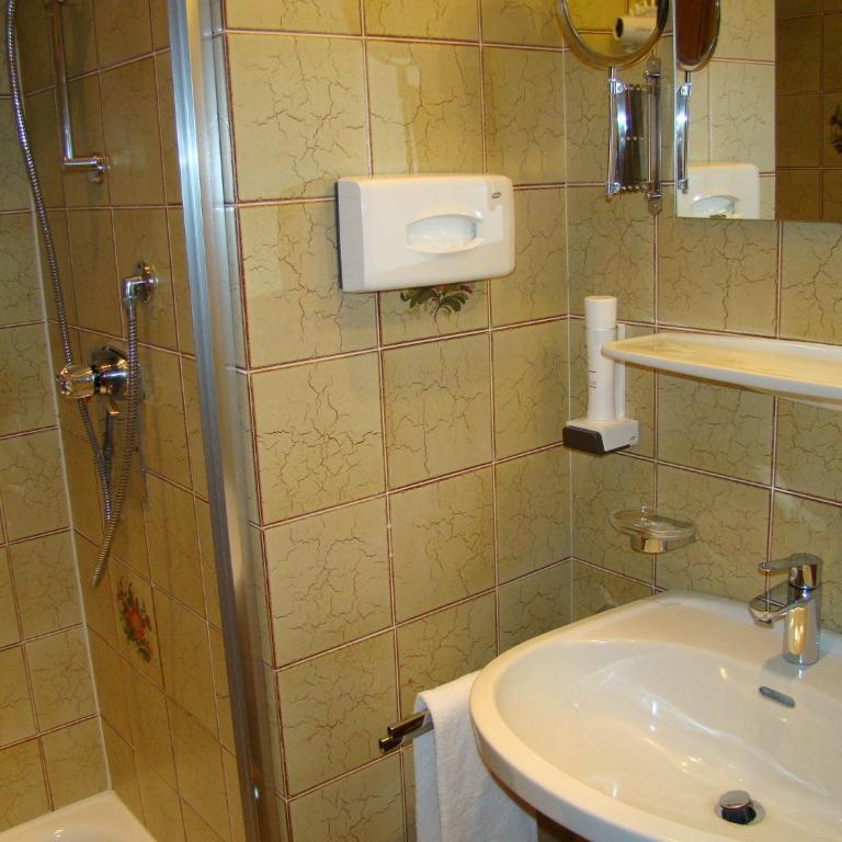 Hotel Neuwirt - Familienzimmer mit Balkon - 2