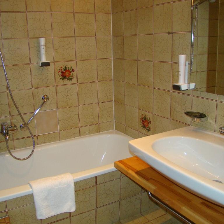 Hotel Neuwirt - Familienzimmer mit Badewanne - 1