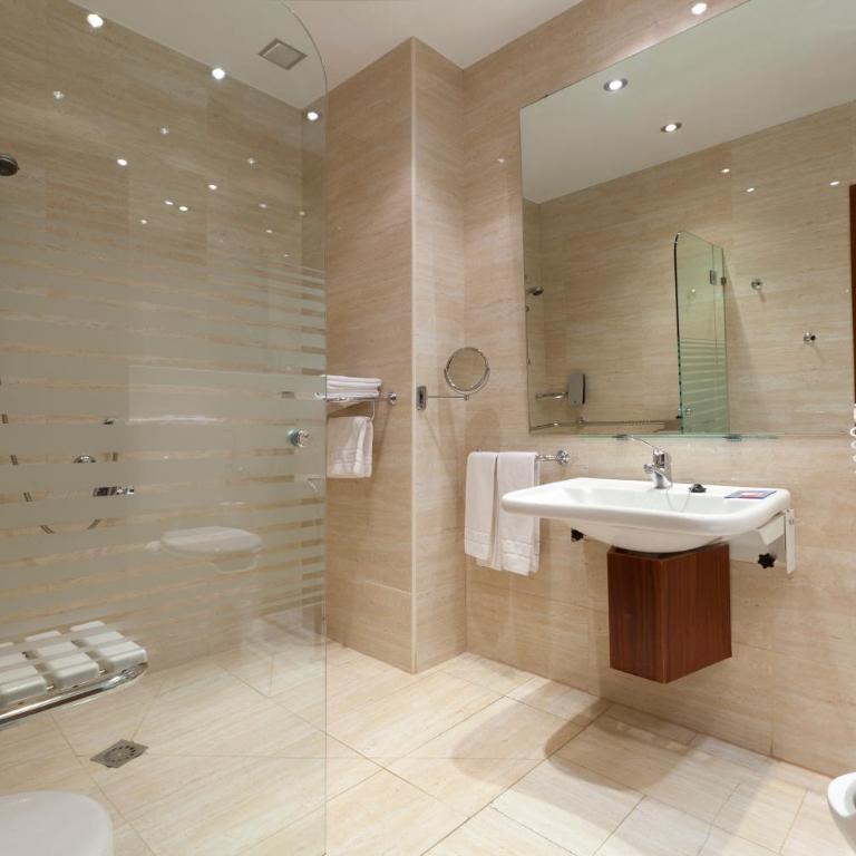Hotel San Juan de los Reyes - Habitación Doble con acceso para personas de movilidad reducida - 1 o 2 camas - 10