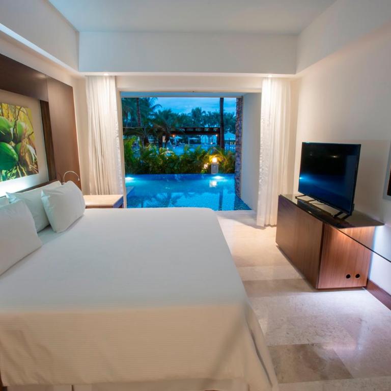 Krystal Grand Nuevo Vallarta - Suite Junior Club Altitude con cama extragrande y acceso directo a la piscina - 5
