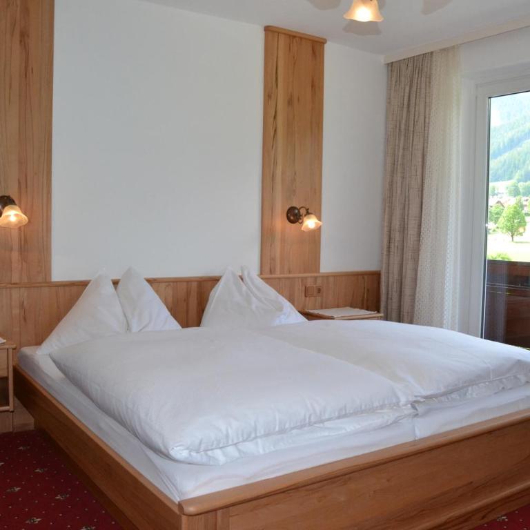 Schistube Steiner - Dreibettzimmer mit Bergblick - 1