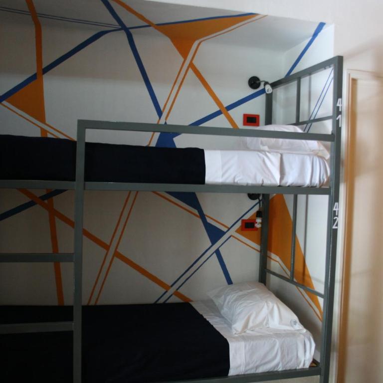 Antonieta Hostel - Cama en habitación compartida femenina de 6 camas - 1