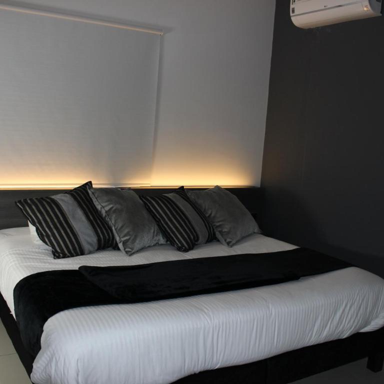Hotel Doral Inn - Habitación Doble Deluxe (2 adultos + 1 niño) - 13